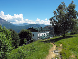 Rifugio S.E.V. (1235 m) - Valbrona | Anello da Gajum ai Corni di Canzo