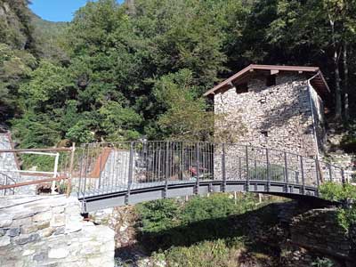 Ponte sul torrente Caraello (300 m) | Escursione da Laglio al monte Colmegnone