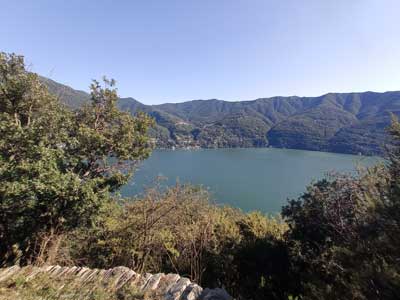 Sentiero per Ticèe (410 m) - Laglio | Escursione da Laglio al monte Colmegnone