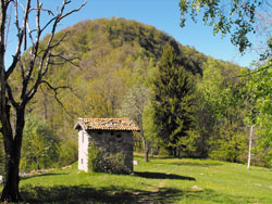 Il Roccolo (945 m) Bocchetta del Nuvolone | Anello del Monte Nuvolone