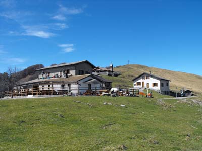 Rifugio Alpe di Colonno (1320 m) | Escursione da Pigra al monte Costone