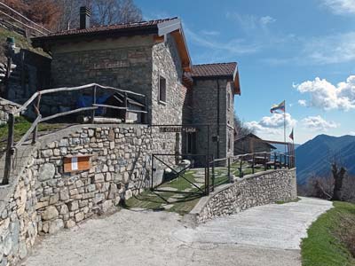 Le Casette di Laila (1150 m) - Colonno | Escursione da Pigra al monte Costone