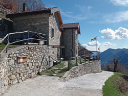 Le Casette di Laila (1150 m) - Colonno | Escursione da Pigra al monte Costone