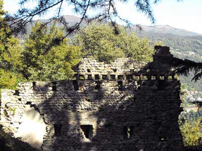 Castel Baradello nel Parco Spina Verde di Como