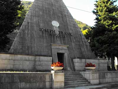 La Piramide di Joseph Frank nel cimitero di Laglio