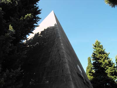 La Piramide di Joseph Frank nel cimitero di Laglio