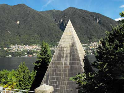La Piramide di Joseph Frank nel cimitero di Laglio