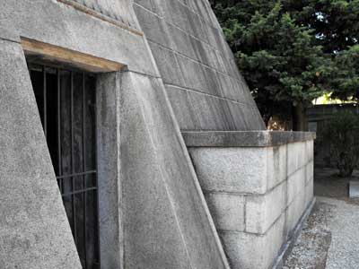 La Piramide di Joseph Frank nel cimitero di Laglio