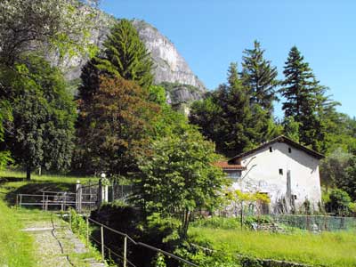 Inizio Via Crucis (310 m) | Escursione da Griante al Sasso di San Martino
