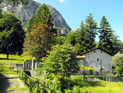 Inizio Via Crucis (310 m) | Escursione da Griante al Sasso di San Martino
